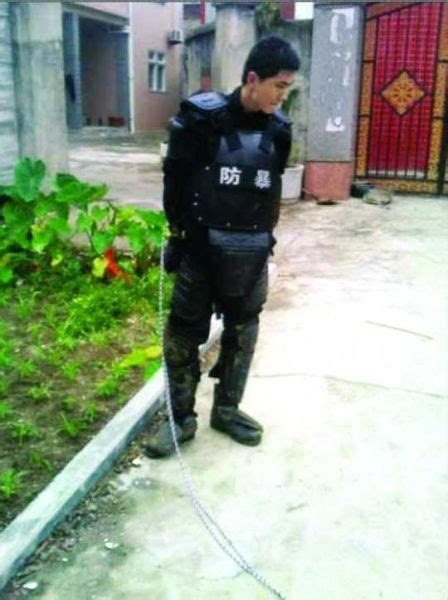 广西村民袭击警察扣押警车