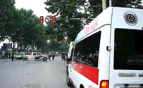 急救车闯红灯时被出租车撞翻