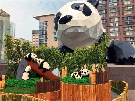 成都熊猫雕塑商场叫什么