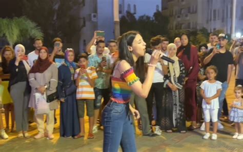 摩洛哥女孩街头唱粤语歌