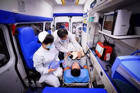 救护车抢救过程中图片