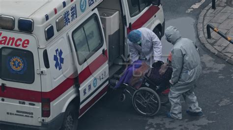 救护车拉病人送到医院视频