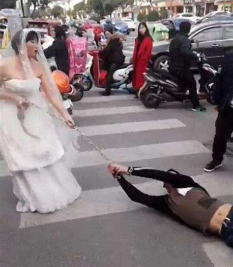 新娘婚礼遭背叛一气之下嫁给傻子