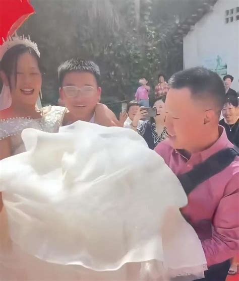 新娘抱着自己的儿子出嫁