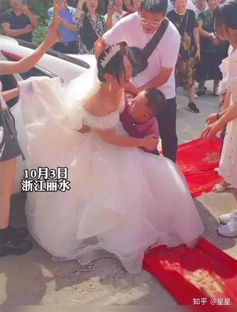 新娘抱自己孩子出嫁