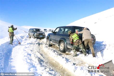 新疆牧民突遇暴雪
