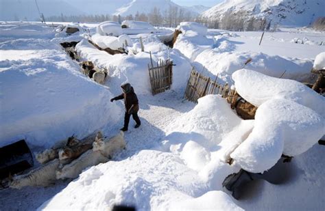 新疆阿勒泰遭风雪袭击50余人被困