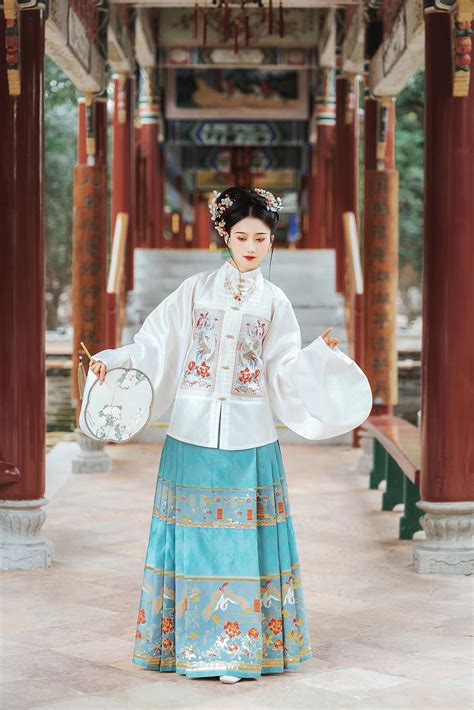 旗袍是哪个民族传统服饰