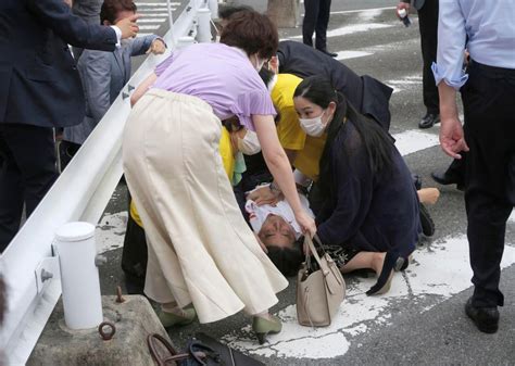 日本前首相街头演讲遭民众扔石头