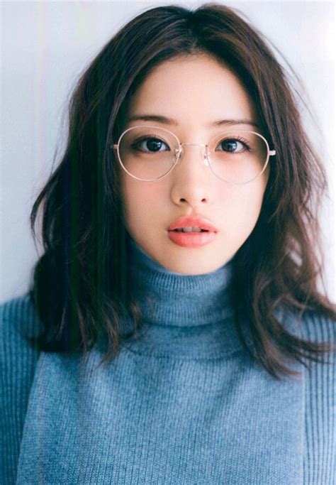 日本戴眼镜女演员