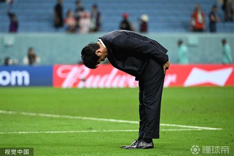 日本无缘8强赛后向球迷鞠躬