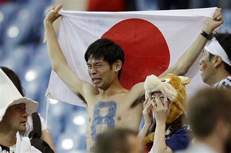 日本球迷痛哭被包围笑