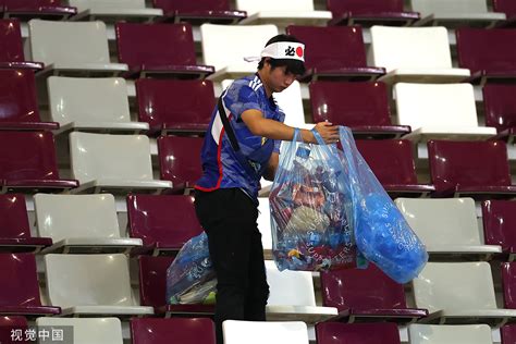 日本球迷赛后清理垃圾又倒回去
