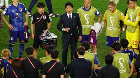 日本足球教练赛后鼓励球员