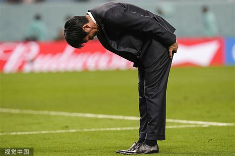 日本队输球后全员鞠躬道歉