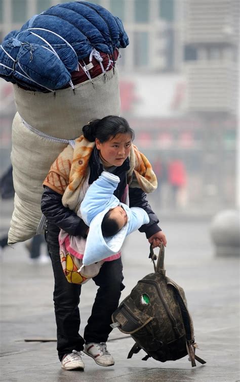 春运母亲背行李抱孩子