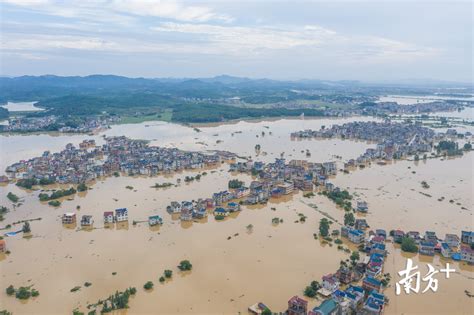 村庄被洪水围困