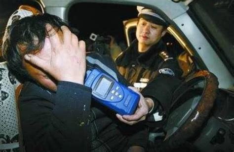 查出 警力 开车 喝一杯 中国 啤酒
