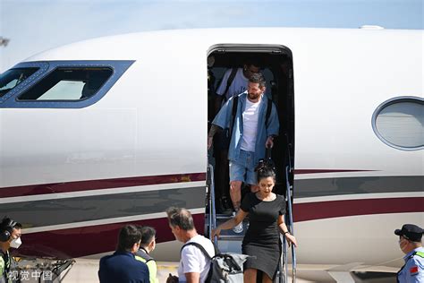 梅西乘坐飞机抵达卡塔尔