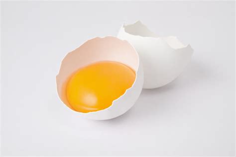 梦到鸡蛋碎了露出蛋黄