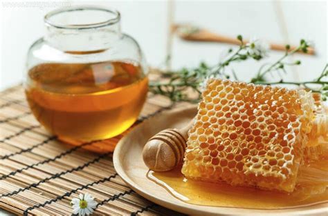 梦见自己吃蜂蜜很甜