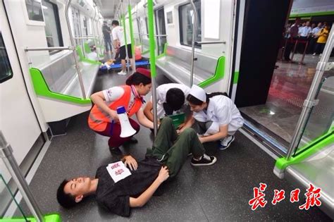 武汉地铁乘客恶心事件