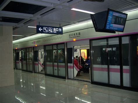 武汉地铁2号线着火