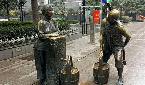 武汉步行街不锈钢雕塑价位