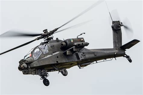 武装直升机在维多利亚港