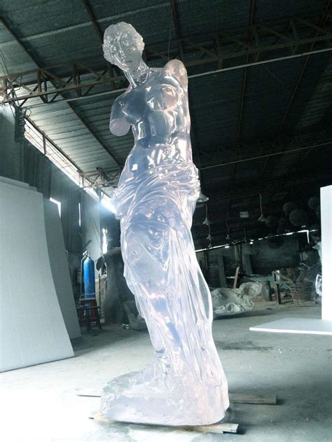 江门人物透明树脂雕塑