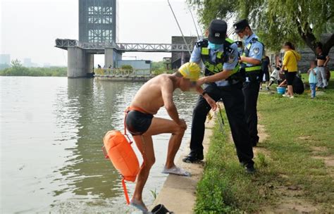 河里野泳被警察看到
