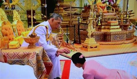 泰国册封贵妃时为何趴在地上