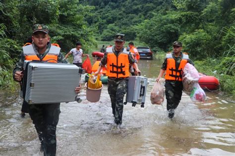 洪水过境村庄被围困武警队