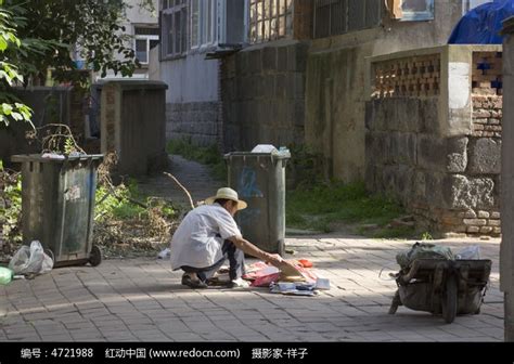 浙江大学90多岁老人捡垃圾