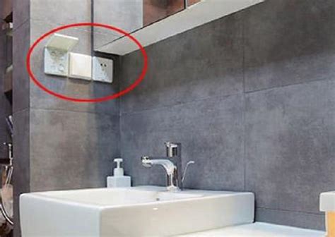 浴室柜灯带怎么留插座