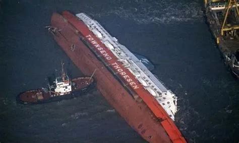 海上遇难的船