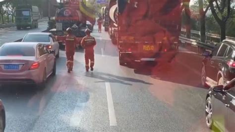 消防车出警被堵在路上的视频