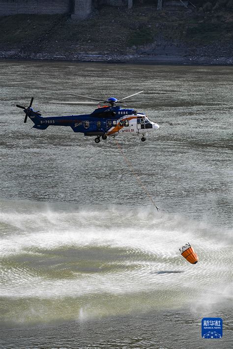 涪陵山火直升机从江中取水灭火