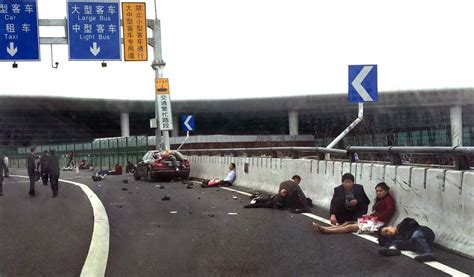 深圳宝安机场奔驰女司机撞人