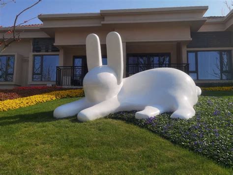 深圳玻璃钢兔子雕塑