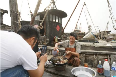 渔民船上吃海鲜视频