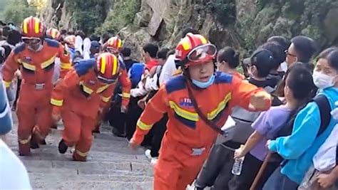 游客爬泰山被救援队抬下来