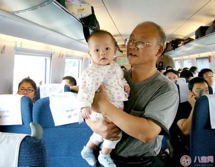 父母独自带着婴儿坐火车