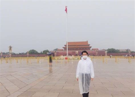 王祖蓝晒25年后天安门游客照