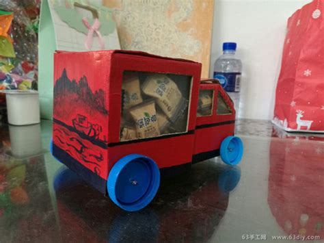 用废旧纸盒制作一个小汽车简单版