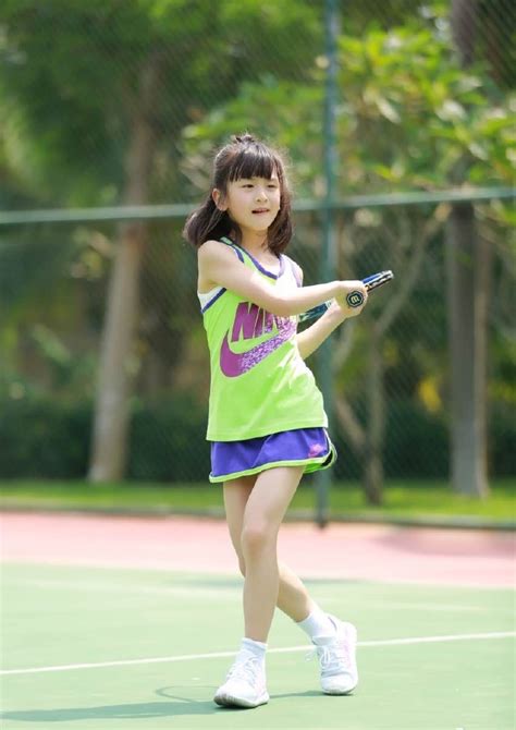 田亮女儿打网球近照