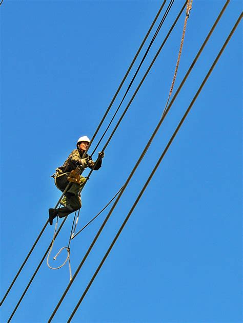 电力工人百米高空作业