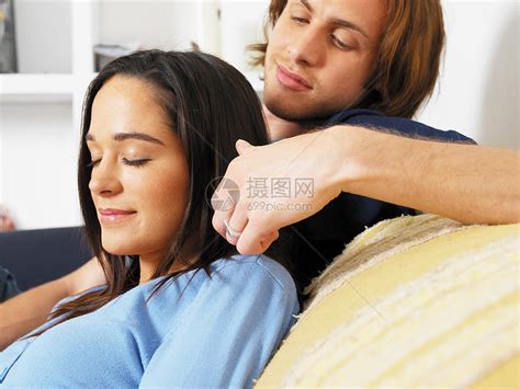 男人允许女人摸他的头发
