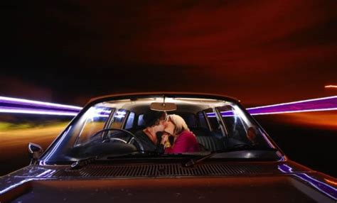 男人和女人在车上约会吻戏