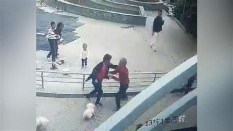 男子与老人起争执后被砸倒原视频